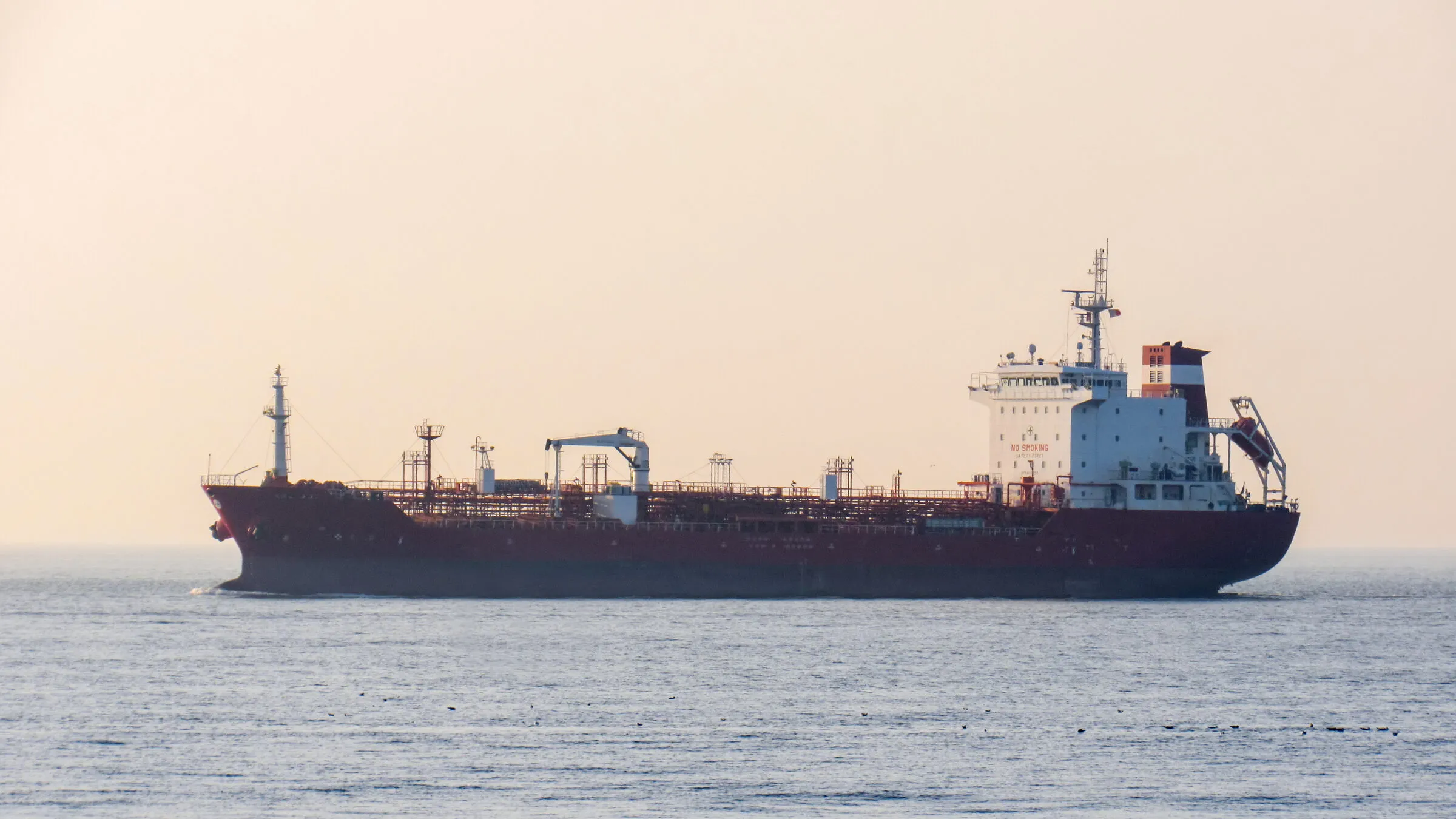 Kapal tanker sedang sandar di pelabuhan